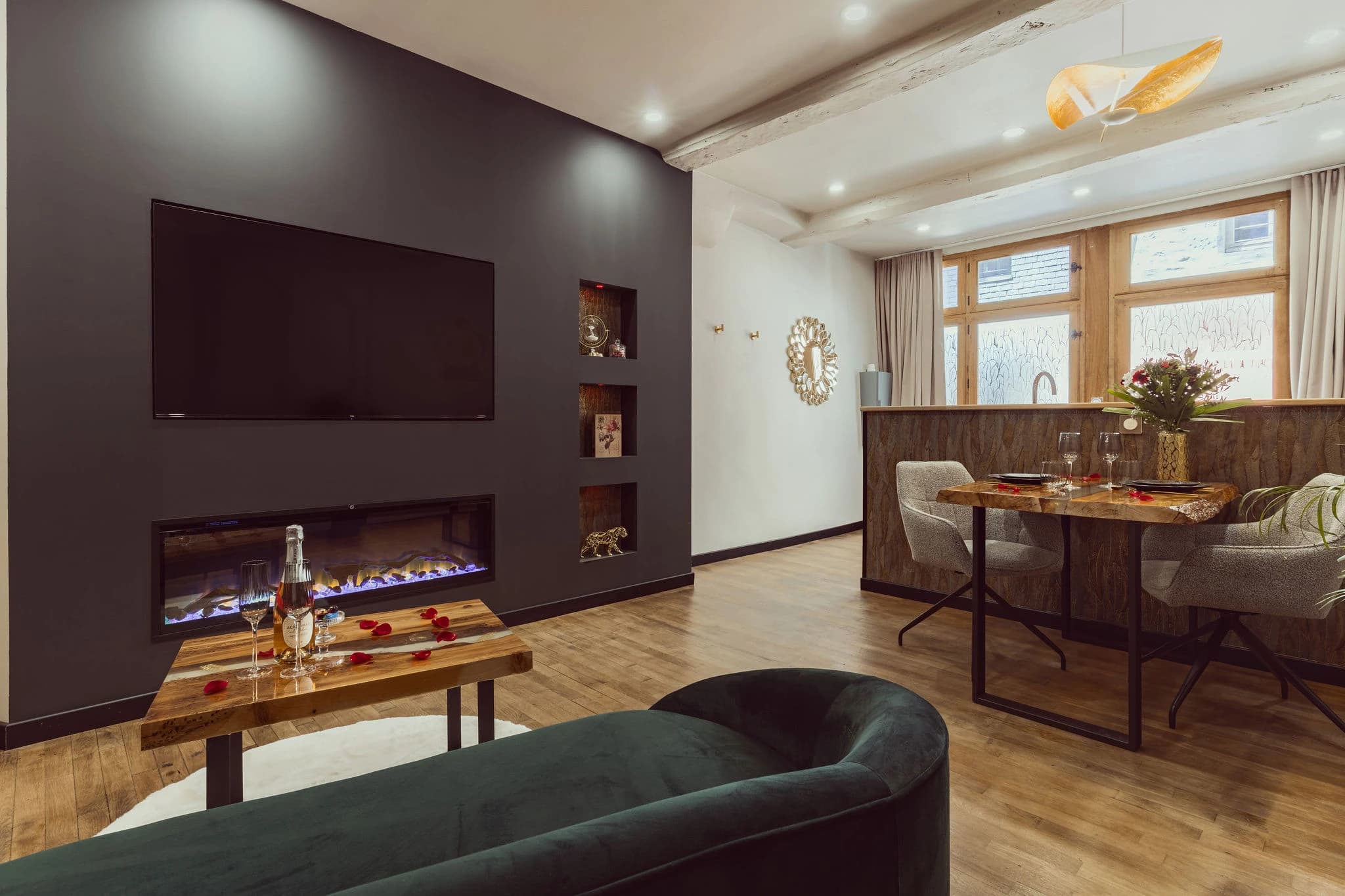 Photo Le Love Castel – Suite romantique avec spa, hammam, sauna et pièce secrète n°4