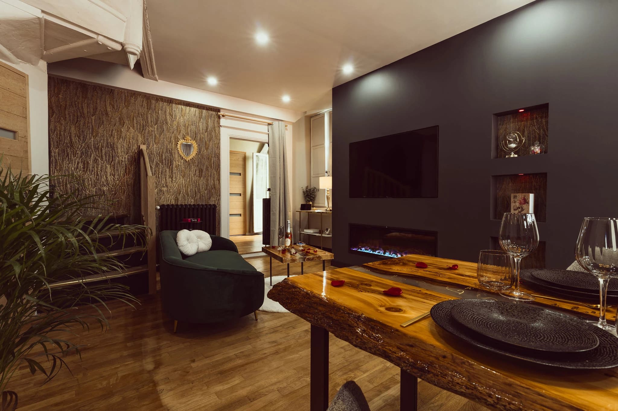 Photo Le Love Castel – Suite romantique avec spa, hammam, sauna et pièce secrète n°5