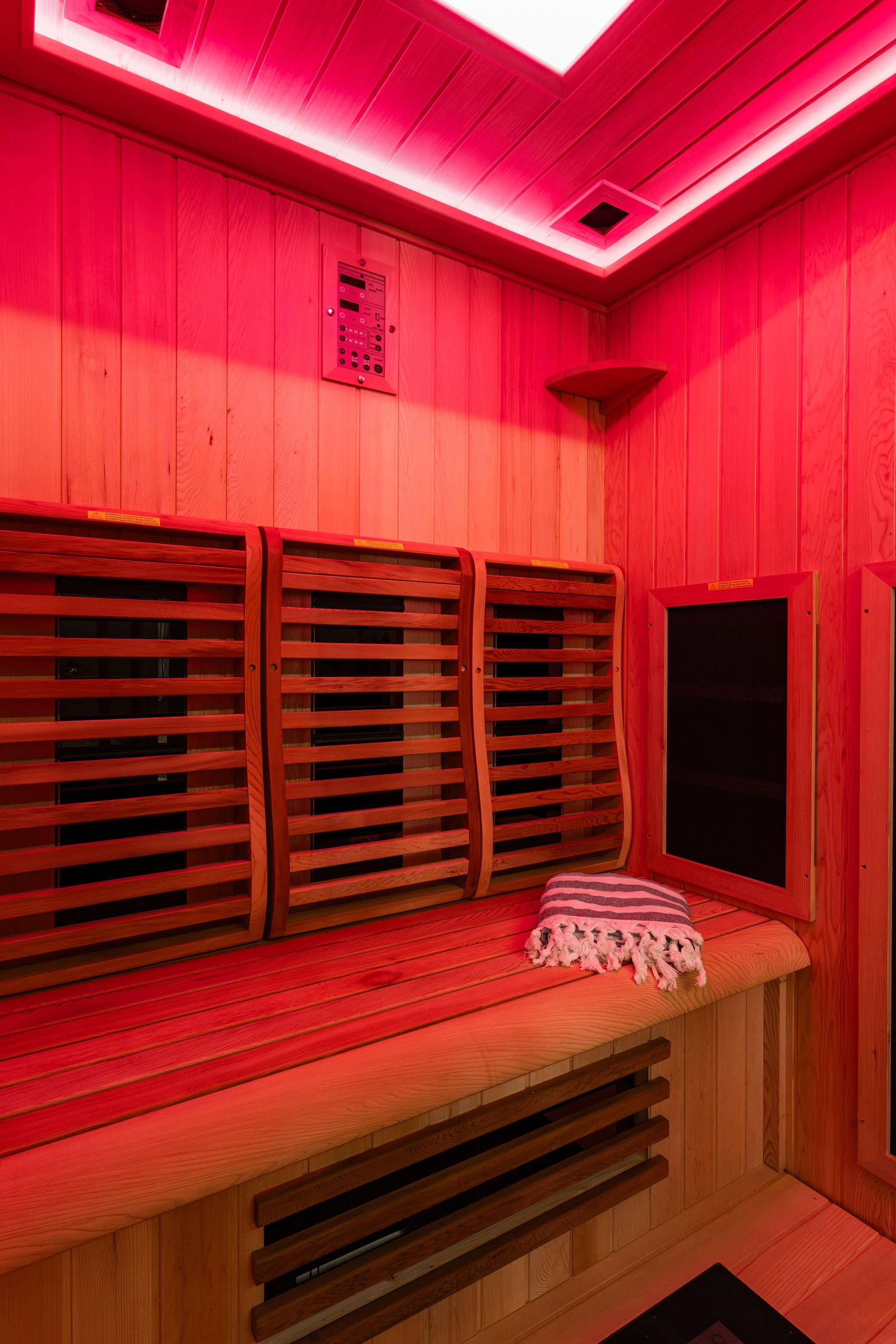 Photo Le Love Castel – Suite romantique avec spa, hammam, sauna et pièce secrète n°2