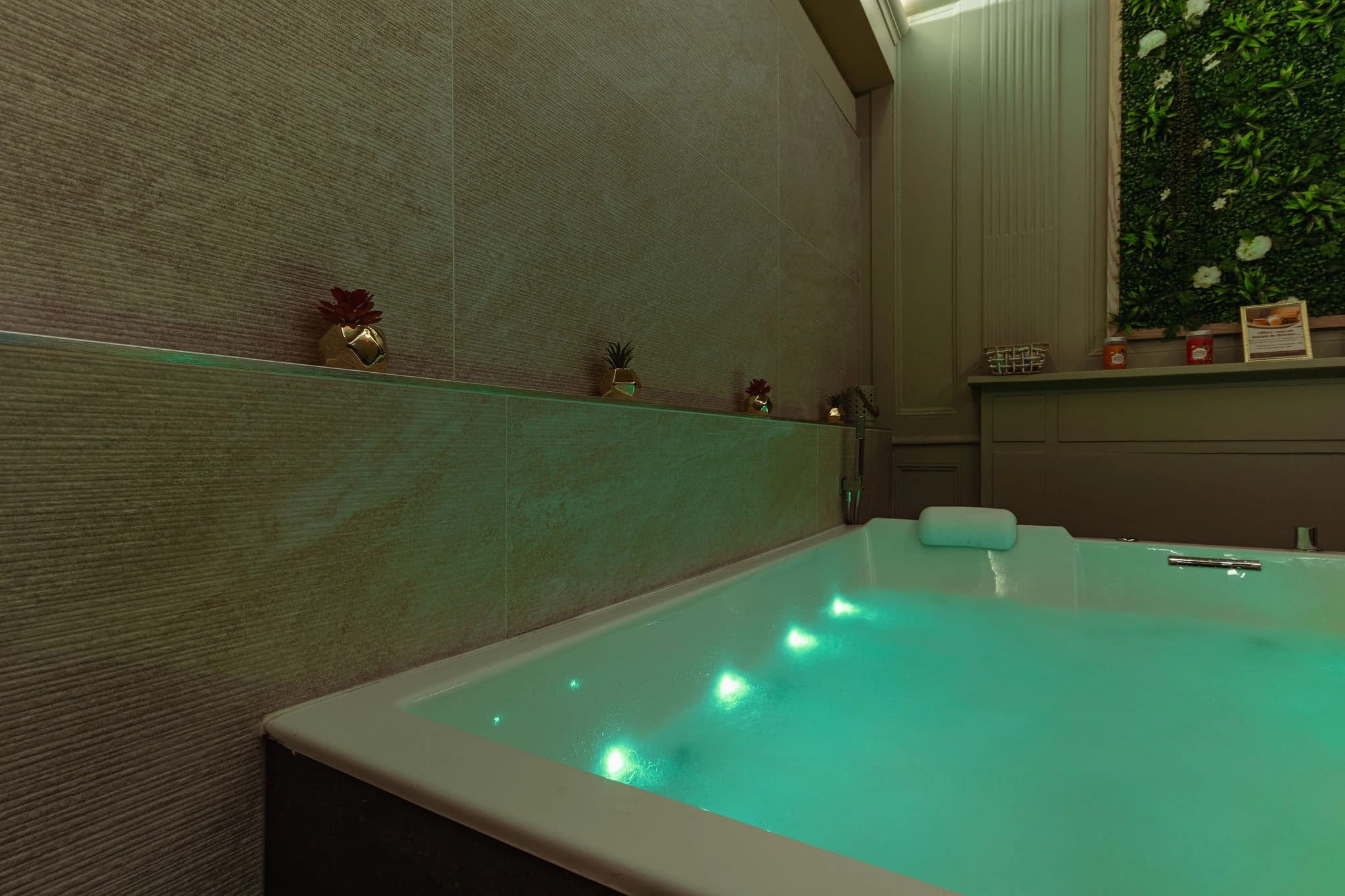 Photo Le Love Castel – Suite romantique avec spa, hammam, sauna et pièce secrète n°3